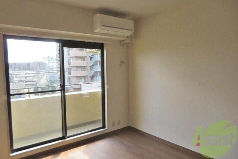 居室・リビング　陽当たりのいいリビングは南向き、部屋からの眺望もよさそうです