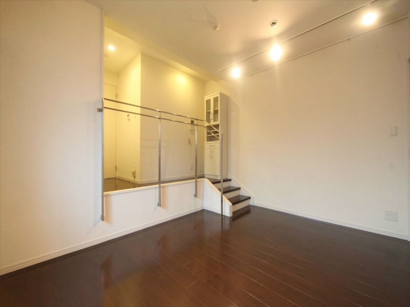 その他部屋・スペース　ＬＤＫ10.4帖　システムキッチン　食器棚付き