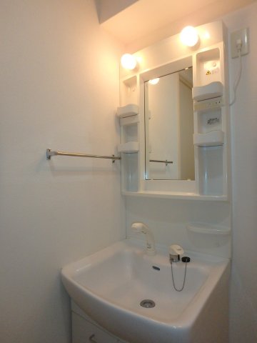 洗面設備　明るい洗面化粧台で朝の支度もバッチリです☆