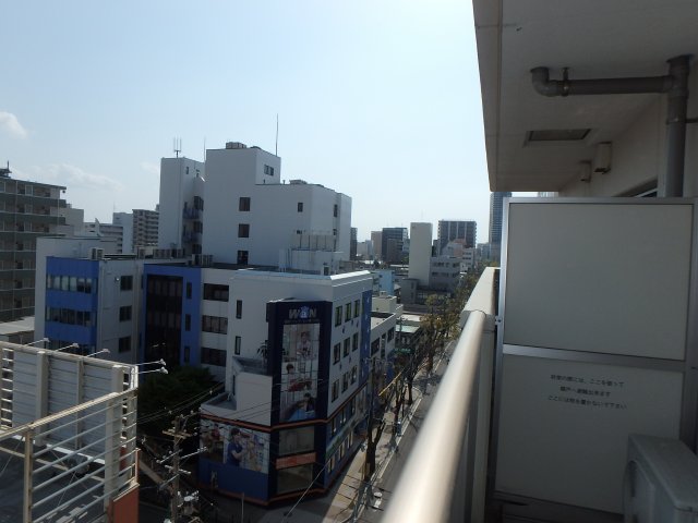眺望　バルコニーからけやき通りに向かっての眺望です！