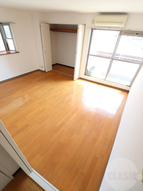 居室・リビング　８．６帖の明るい洋室です