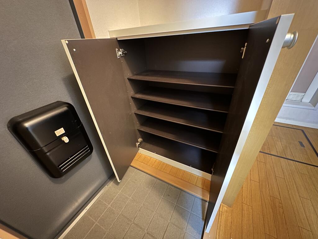 玄関　玄関と靴箱