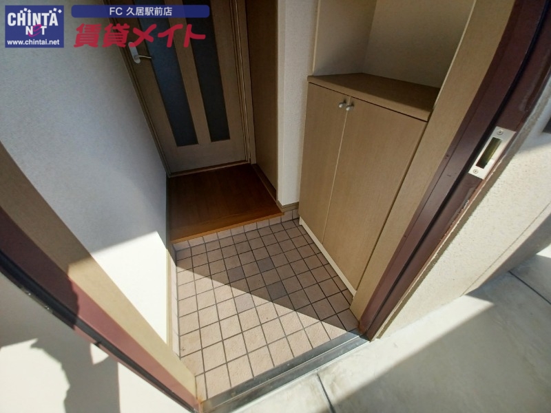 玄関　同建物の別部屋写真です