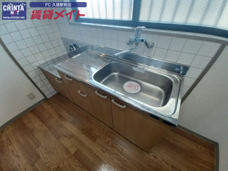 キッチン　同建物の別部屋写真です