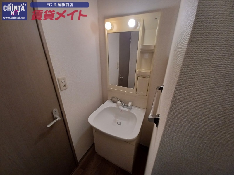 洗面設備　同建物の別部屋写真です