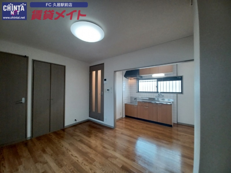 居室・リビング　同建物の別部屋写真です