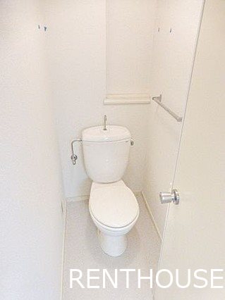 トイレ　別号室の写真になります