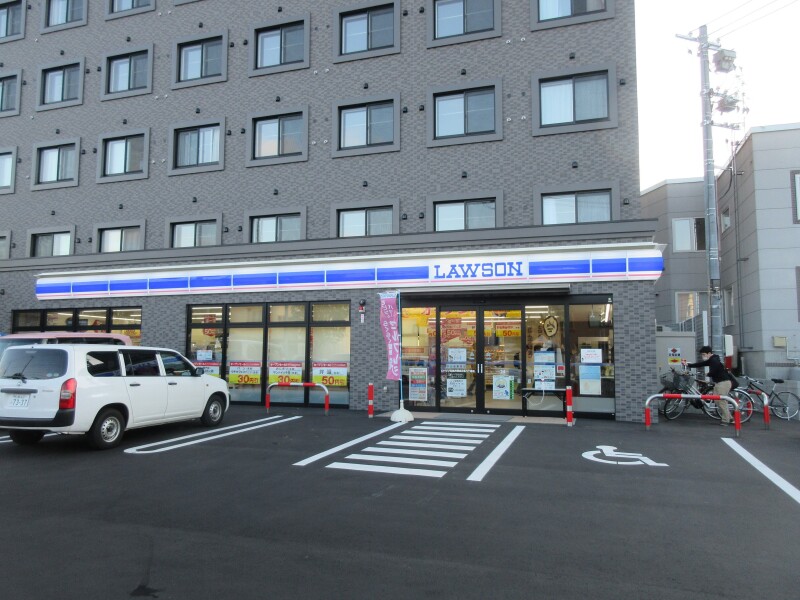 コンビニ　ローソン札幌月寒西2条八丁目店（コンビニ）まで168m