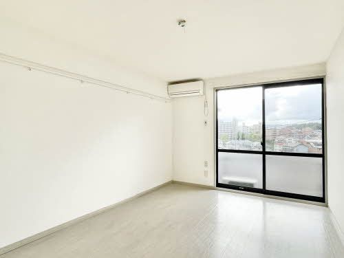 居室・リビング　明るいお部屋です。床はフローリング、壁には便利なレールフッ…