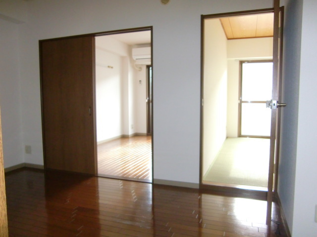 居室・リビング　参考写真（同建物別部屋のものです）