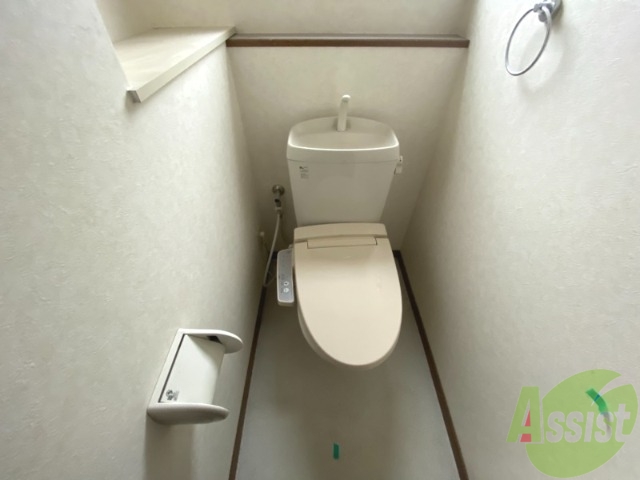 トイレ　温水洗浄便座なので快適に使用できそうですね。