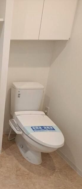 トイレ　落ち着いた色調のトイレです