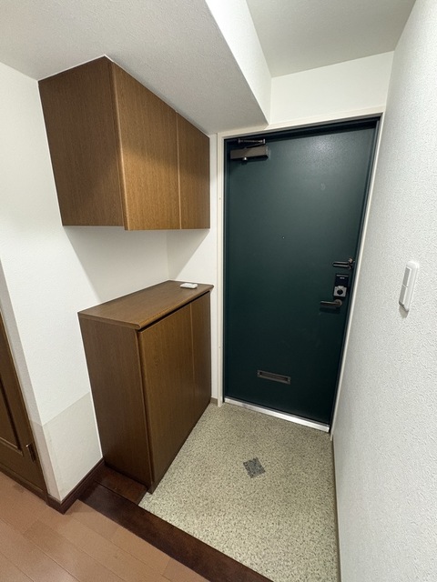 玄関　玄関＊備品は設備に含まず＊前回募集時の写真です