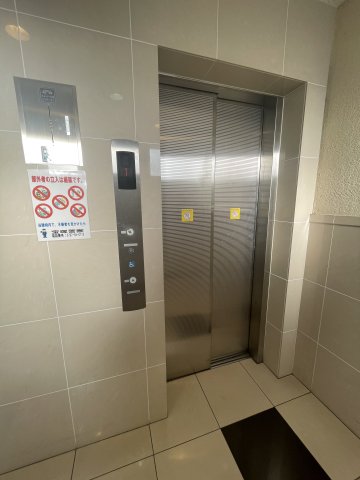 エントランス　落ち着いたエントランスです