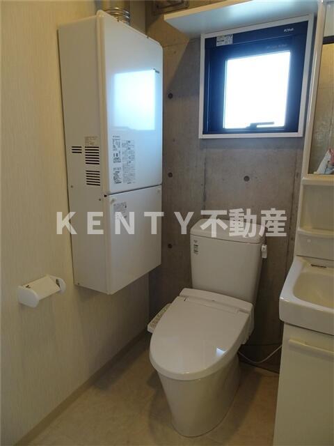 トイレ　落ち着いた色調のトイレです