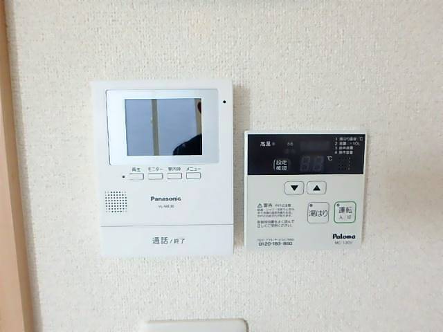 その他　ＴＶ付モニターホンと給湯器温度調節ボタンです