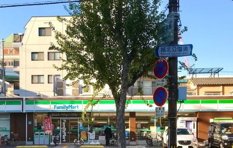 コンビニ　ファミリーマート大阪工大前店（コンビニ）まで70m
