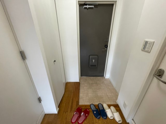 玄関　イメージとして同マンション他部屋を表示しています