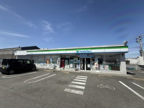 コンビニ　ファミリーマート四日市おごそ東店（コンビニ）まで904m