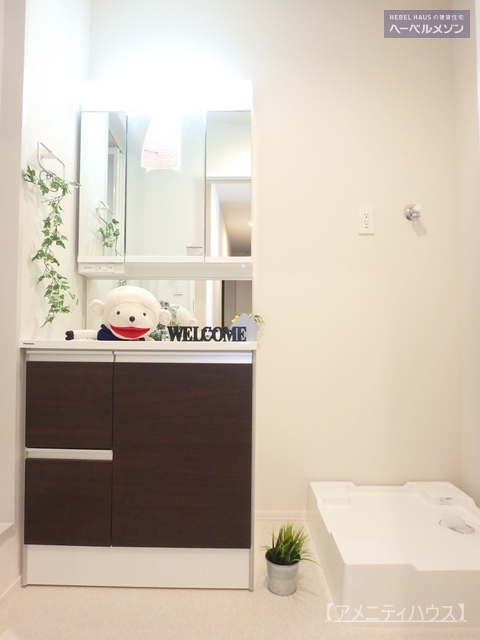 洗面設備　●朝の準備もラクラク　快適な独立洗面スペースあり。