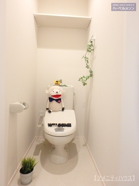 トイレ　●温水洗浄暖房便座付きの快適なトイレスペース。