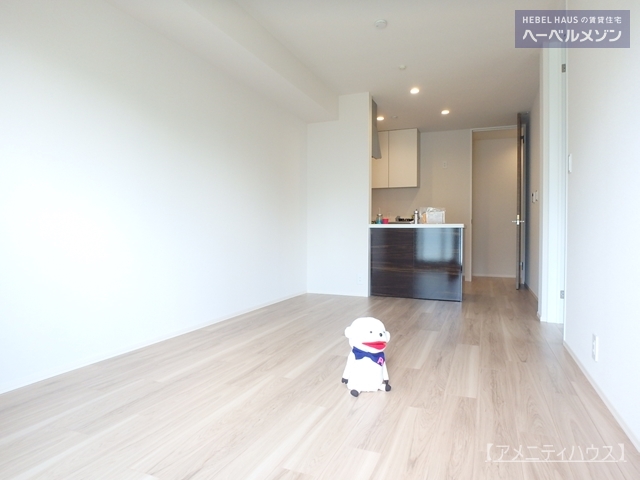 居室・リビング　●バルコニー側からリビングスペースを撮影。