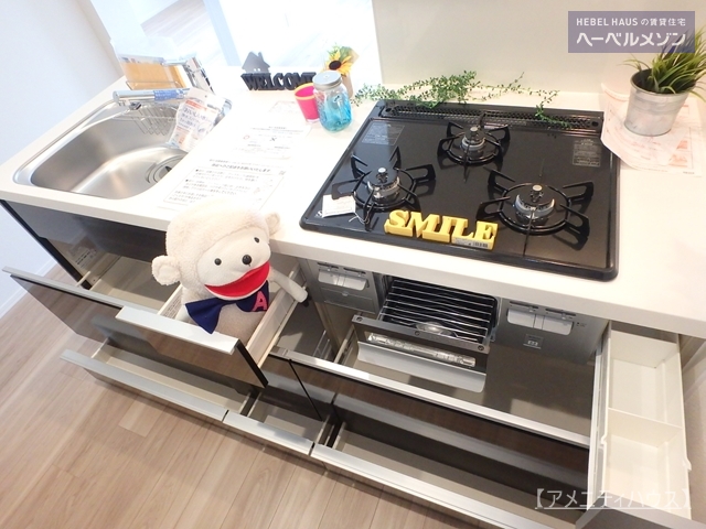 キッチン　●３口ガスコンロ・グリル付きのシステムキッチン。