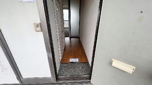 玄関　設備仕様は号室により異なる為、現況を優先致します。