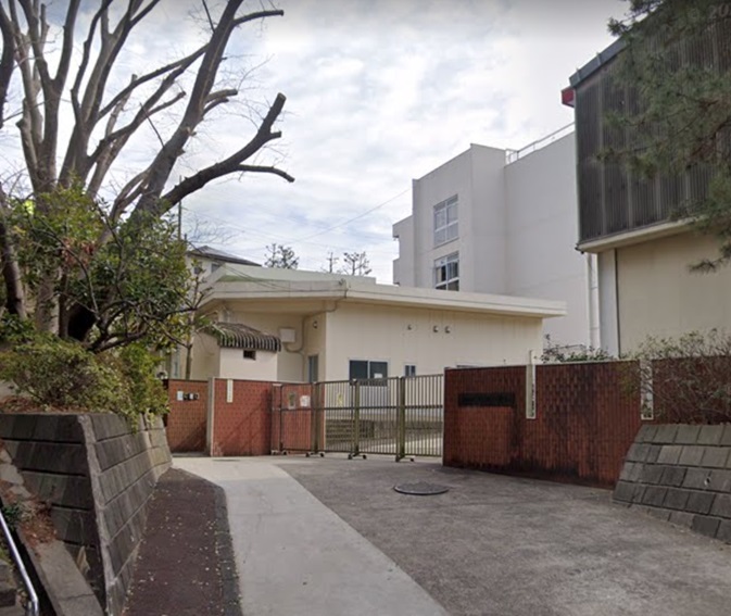 小学校　横浜市立市ケ尾小学校（小学校）まで483m