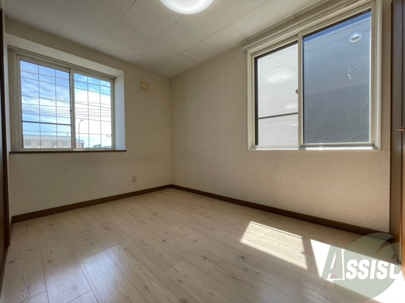 その他部屋・スペース　こちらが寝室です。窓が大きくて明るいですね。