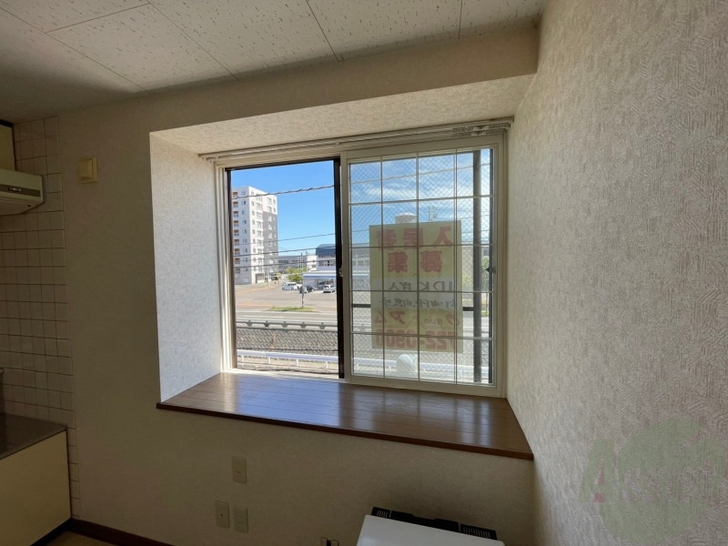 バルコニー　窓を開けて空気の入れ替えをしてリフレッシュできます。