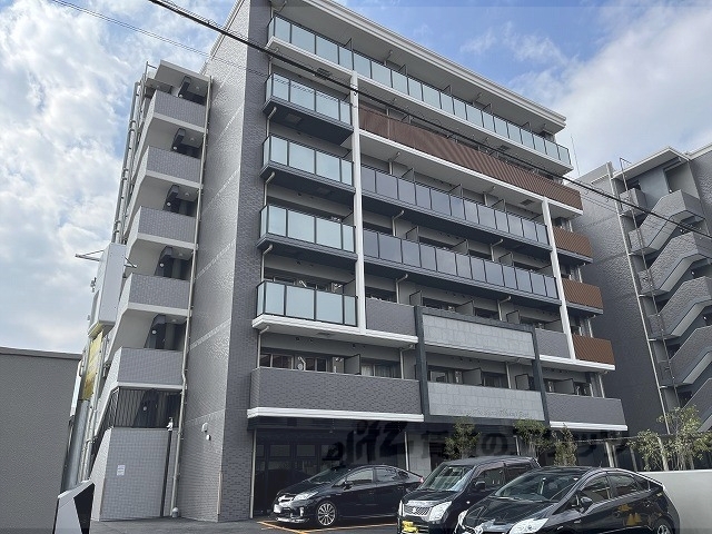 京都市南区東九条宇賀辺町のマンションの建物外観