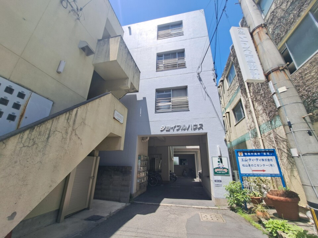 【松山市道後樋又のマンションのエントランス】