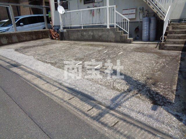 駐車場　停めやすい平面駐車場です