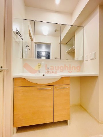 洗面設備　ゆったりとスペースのある洗面所