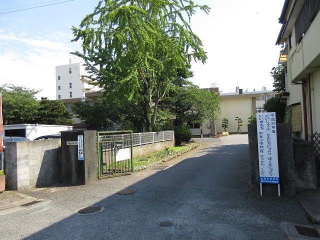 【大牟田市西浜田町のアパートの小学校】