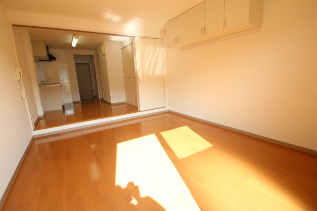 居室・リビング　同物件別室です。