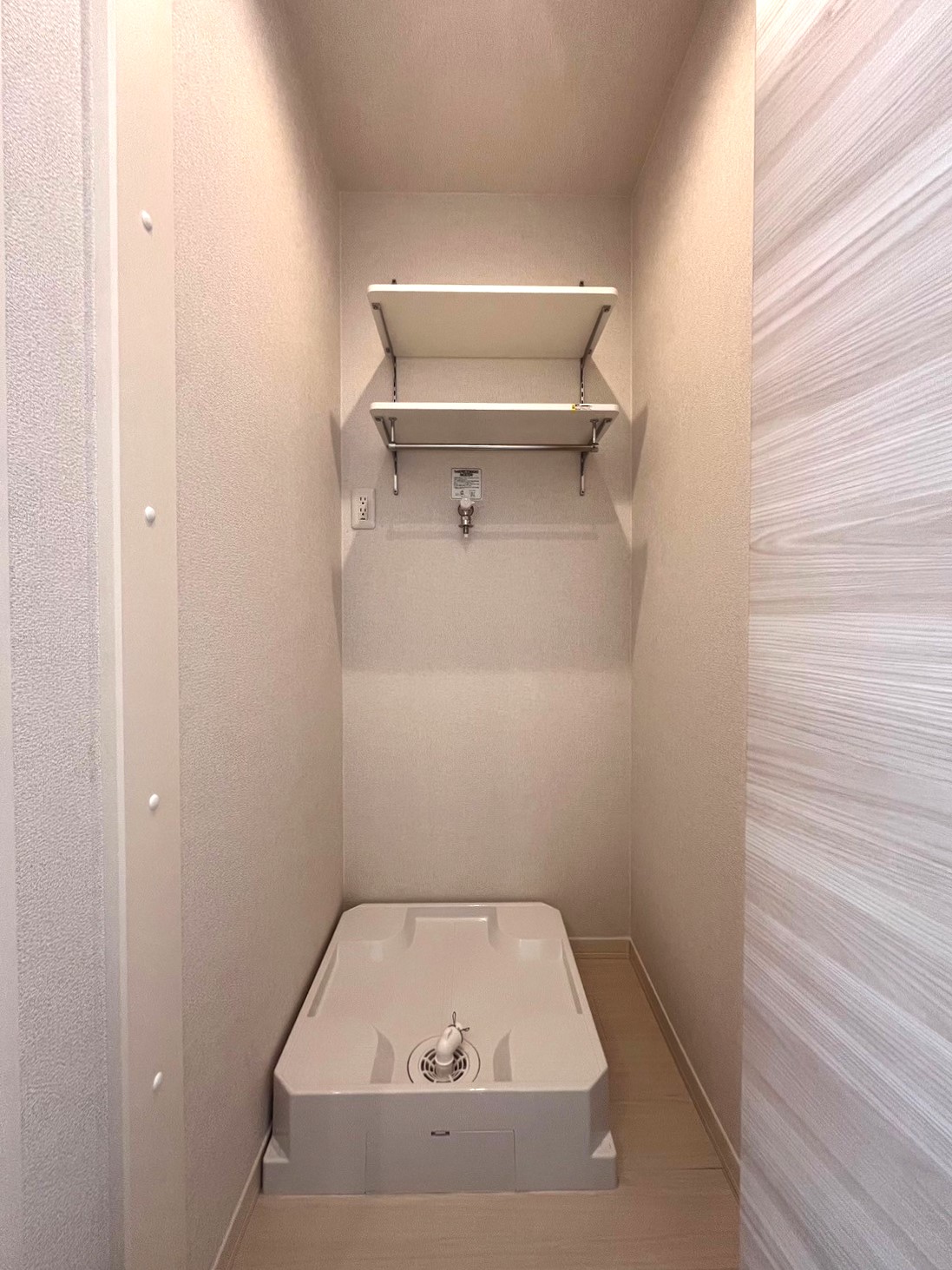 その他　洗濯機置き場！上部の棚と、防水パンどちらも新品！