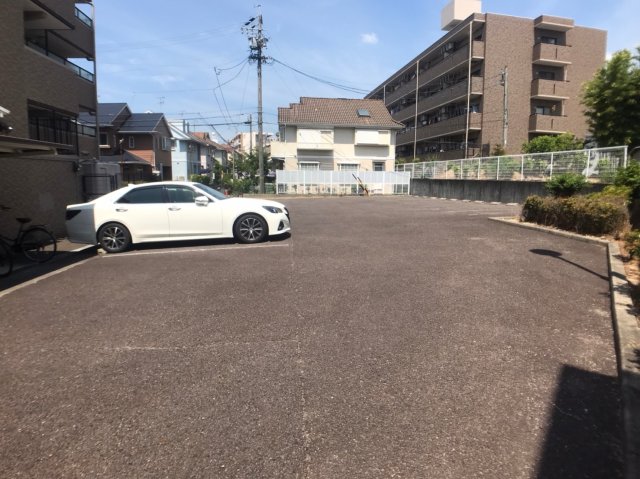 【ソフィア緑ヶ丘の駐車場】