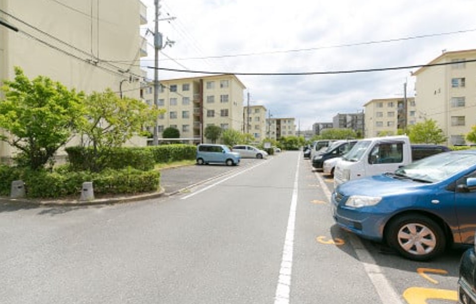 【牧野Ｂ団地8棟の駐車場】