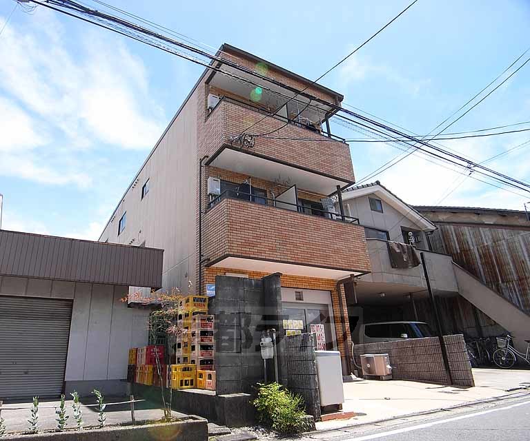 建物外観　オレンジの外観が特徴的ですね。