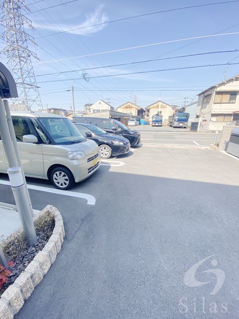 【堺市堺区旭ヶ丘南町のアパートの駐車場】