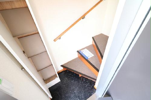 玄関　2F部屋のみ各専用階段有※冬場でも雪の心配がありません。