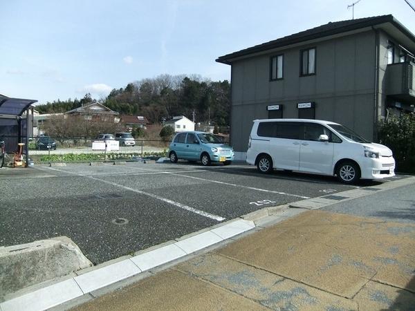 【彦根市東沼波町のアパートの駐車場】