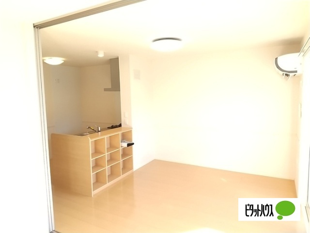 居室・リビング　同物件別部屋