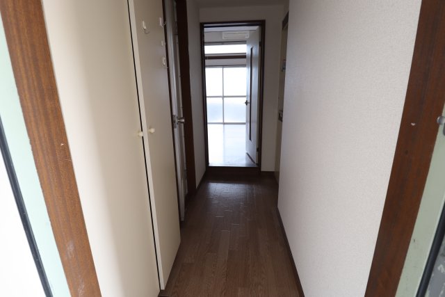 玄関　同物件別部屋です。