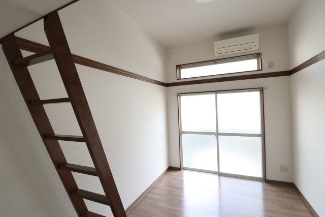 居室・リビング　同物件別部屋です。