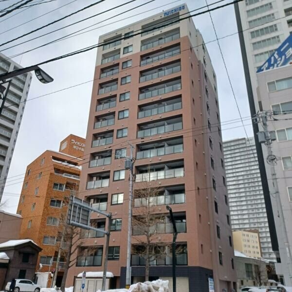 札幌市中央区南九条西のマンションの建物外観