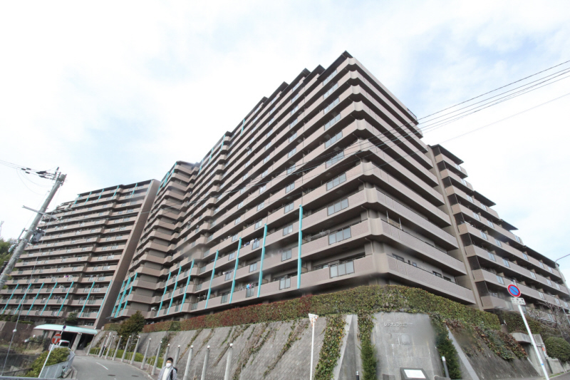 吹田市春日のマンションの建物外観