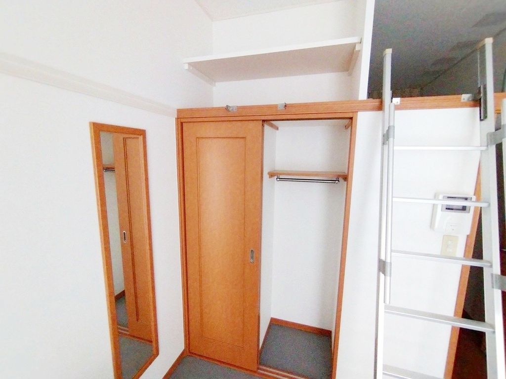 収納　姿見付き